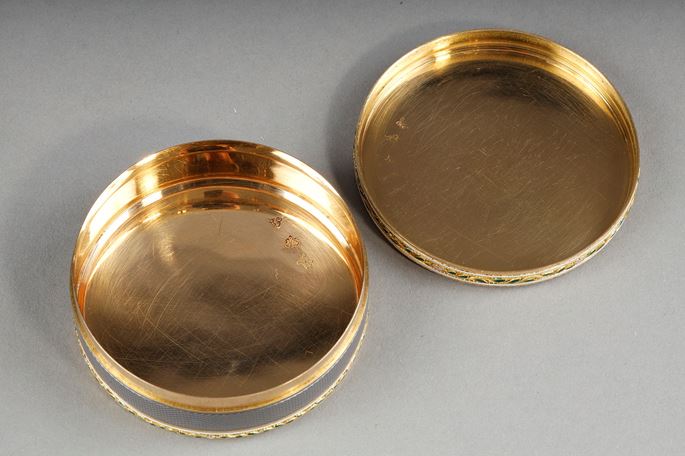 Round gold and enamel bonbonnière or snuffbox | MasterArt